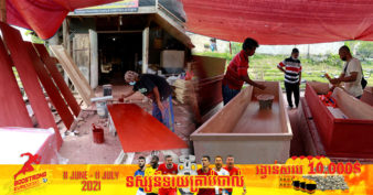 អ្នកផលិតមឈូសនៅឥណ្ឌូនេស៊ី  កំពុងមមាញឹកខ្លាំងដោយសារតម្រូវការមឈូសកើនឡើង​ទ្វេដង ខណៈករណីឆ្លង​កូវីដ-១៩​ កាន់តែច្រើនទៅៗ