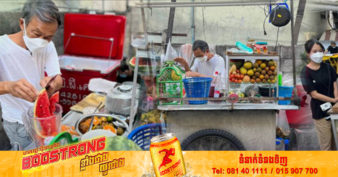 បុរសជនជាតិថៃម្នាក់វ័យចំណាស់ទៅហើយ តស៊ូលក់ទឹកផ្លែឈើក្រឡុក ដើម្បីរកប្រាក់អោយកូនរៀនបន្ត