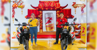 ប៊ូសស្ត្រងមនុស្សក្រហមនាំសំណាង គាស់ត្រូវម៉ូតូ២គ្រឿង ថ្ងៃប្រគំតន្ត្រីចូលឆ្នាំចិនដំបូង!