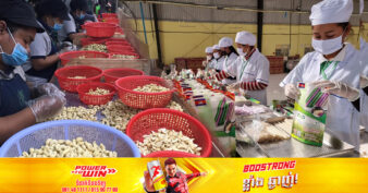 បច្ចុប្បន្ន កម្ពុជាមានសហគ្រាសធុនតូច និងមធ្យម និងសិប្បកម្មសរុបប្រមាណ ៧០ម៉ឺនមូលដ្ឋាន