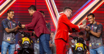 រំភើបណាស់! ប៊ូសស្ត្រងប្រគល់ ម៉ូតូថ្មី និងប្រាក់ដល់កីឡាករគុនខ្មែរ ដែលឈ្នះនៅបារាំង