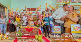 មានអ៉ីចឹងទៀត លោកតាវ័យ 60ឆ្នាំ ត្រូវរង្វាន់ប្ដីល្អពី «ប៊ូសស្រ្តង » ភ្លាម ចូលស្ដីដណ្ដឹងប្រពន្ធភ្លាម!