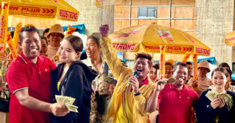 ចម្លែកម្ល៉េះ! កូនឈឺនាំសំណាងដល់ឪពុក បានកំណប់លុយពីប៊ូសស្រ្តង