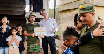 ប៊ូសស្រ្តង បន្តយកប្រាក់លើកទឹកចិត្ត ១០លានរៀល ជូនវីរៈកងទ័ពរបួសដោយផ្សែងពុល