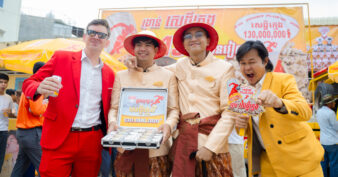 មិត្តល្អមិនភ្លេចគ្នា! ឈ្នះ130លានរៀលពីប៊ូសស្រ្តង ចែកមិត្តពាក់កណ្តាល